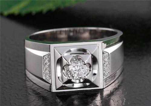 二,男士佩戴的钻戒,非常注重成熟内敛品位,因为这也是男士们自身地位