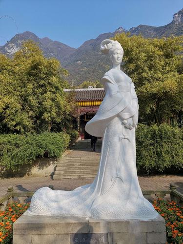 王昭君,名嫱,字昭君,西汉时南郡姊归人(今湖北省兴山县).