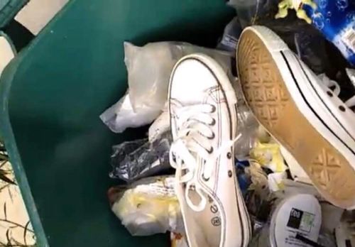 我是高一女生 老师把我鞋扔垃圾桶里了怎么办