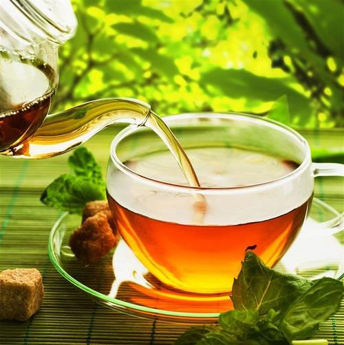 休闲倒茶图片