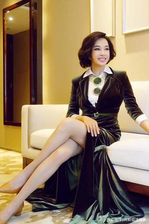 刘晓庆太招摇,礼服开叉到大腿,坐下还得靠手遮!玉女腿