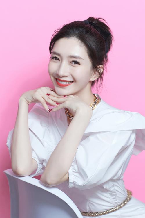 江疏影片场玩泡泡机"上瘾",无意举动尽显好人缘,高马尾连衣裙少女感