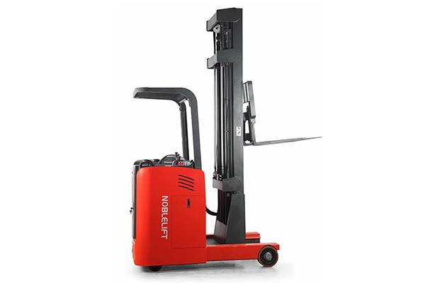 假如我们以一台载荷能力为三吨的叉车来做比较,一辆柴油内燃叉车每个