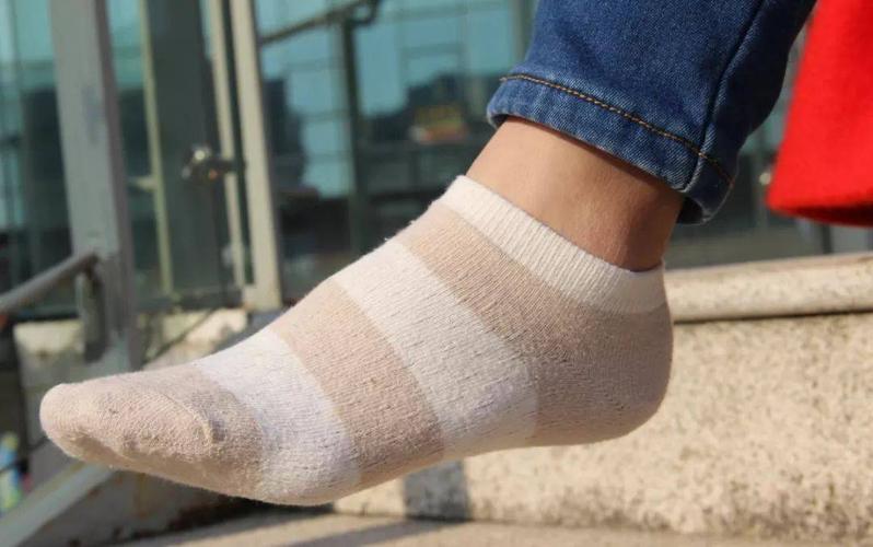 红衣女孩帆布鞋棉袜有闻脚闻鞋特写