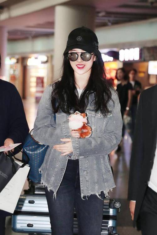 外套,下边穿紧身的深色牛仔裤,再搭小白鞋,黑白搭配,显得刘亦菲的皮肤