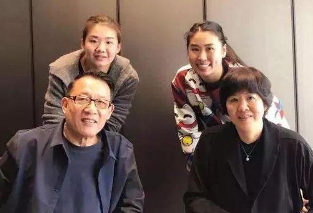 郎平前夫为女儿15年不娶,年近60再婚生子,如今这样评价郎平