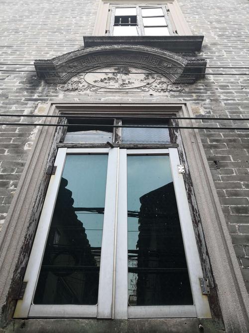白麻石的窗台,古画的窗眉,原来窗门是满洲窗的,可惜!