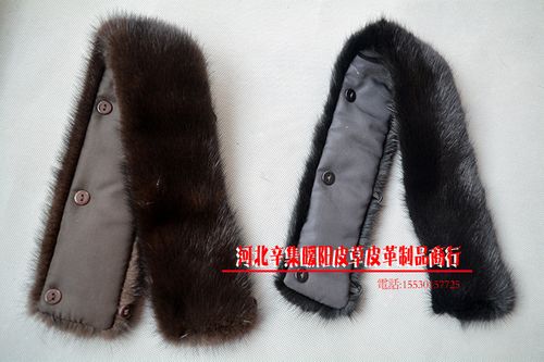 5-1厘米的误差 毛领上有两排小扣子,每排七个,扣子的间距是8厘米