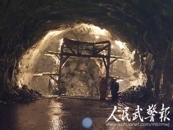 武警官兵700昼夜打通嘎隆拉隧道