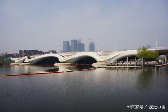 4月15日,北京,阳春时节,北京通州区运河文化广场河清岸绿,人们在这里