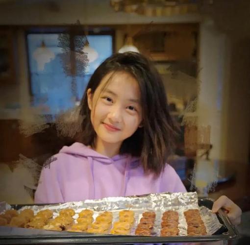 爸爸去哪儿8年了10位女娃变化大有人进入变美尴尬期