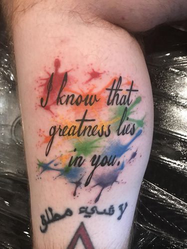 花体英文纹身 男生小腿上彩色的英文纹身图案