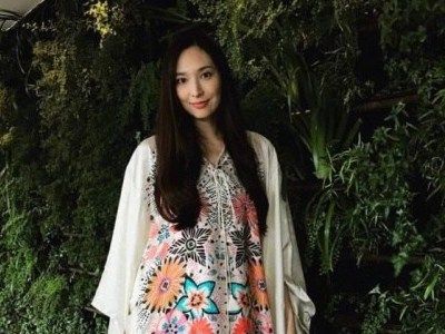 吴佩慈三胎怀男 为何还未与富商男友纪晓波结婚?