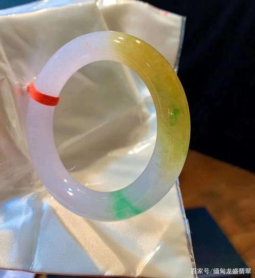 罕见的三彩翡翠手镯