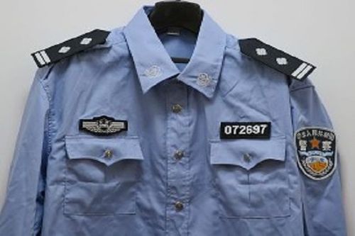 6,着装不一样. 警察必须按照规定着装,佩带人民警察标志