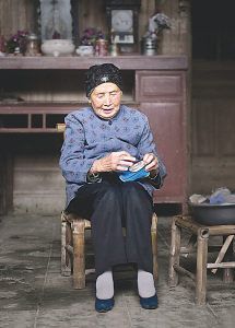 阿婆在做手工活