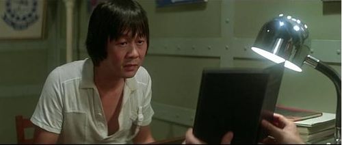 还记得僵尸先生中饰演的英叔徒弟的文才吗?想不到他已经.