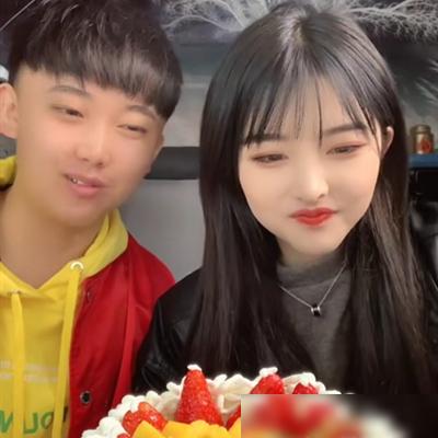 四川可乐卖力跳舞时,有谁注意过次惑小仙女的表情?克制一下