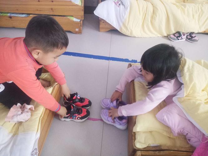 写美篇 我园午睡前统一要求组织幼儿散步,准备午睡时,孩子要把衣服脱