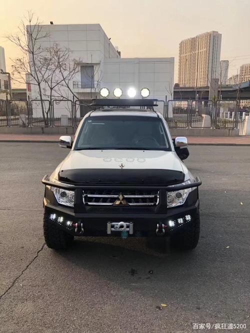 三菱山猫帕杰罗的野性改装,这架势是要走遍各种烂路的