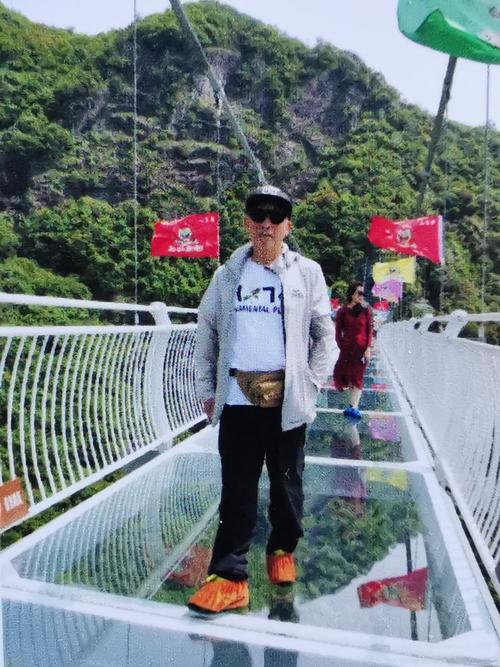 梁皇山 写美篇 老头原本恐高,年轻时在东方明珠塔玻璃栈道上吓得像狗