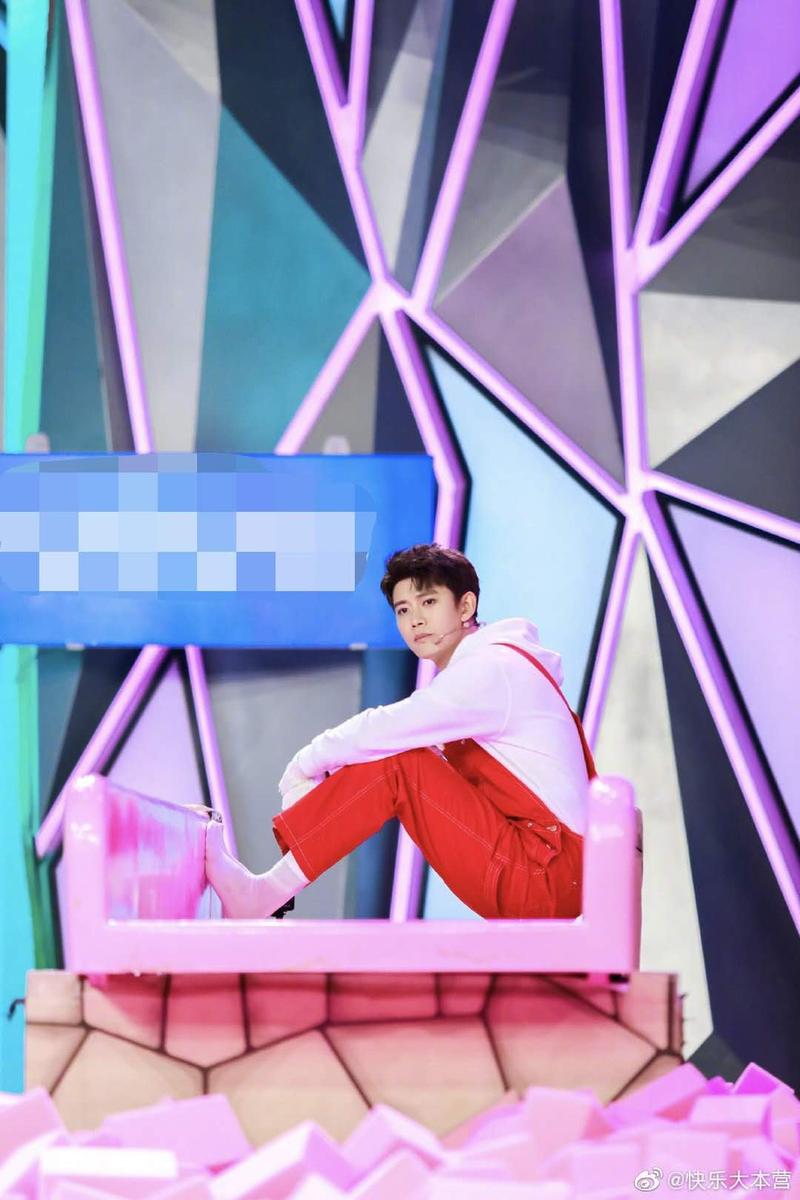 任嘉伦运动装潮酷有型 古装扮相帅气潇洒侧颜依旧能打