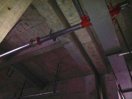 他的伸缩节不是装在沉降缝的正下方,说伸缩节就不能安装在沉降缝的