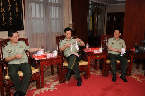 武警山东省总队政治委员王爱国(左),副司令员张正江(中)与副政治委员