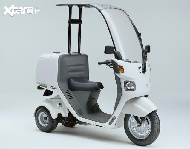 三轮小型踏板摩托车,它将三轮摩托车的稳定与两轮摩托车的灵活相结合