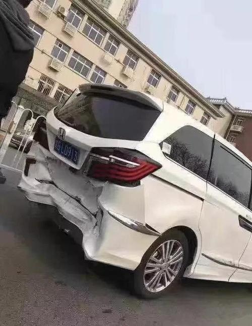 特斯拉model 3追尾本田奥德赛,网友:特斯拉受的是内伤