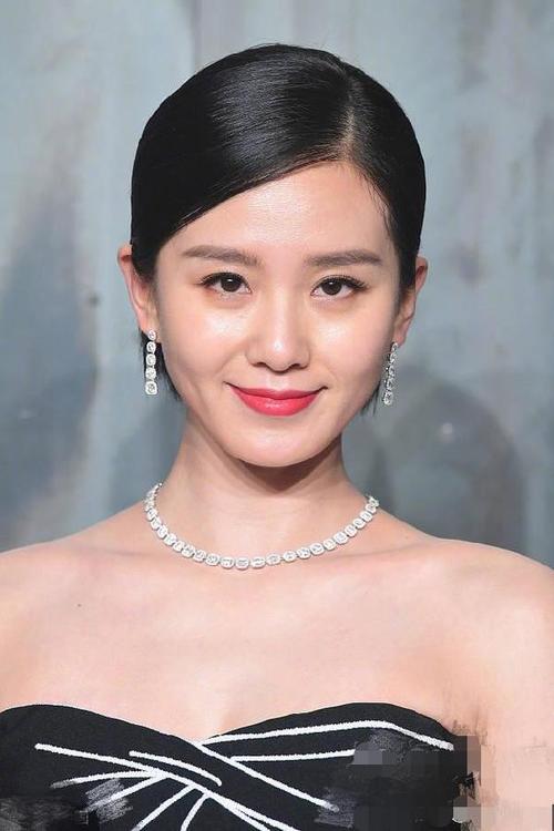 当天,刘诗诗穿着黑色抹胸礼服裙,露香肩锁骨,端庄优雅的同时也很好的