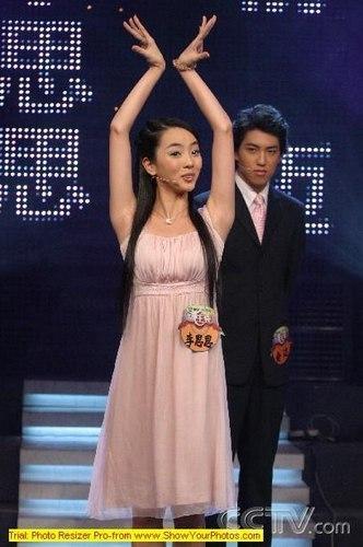 她是央视最美主持人,美丽端庄,如今已是母亲长这样