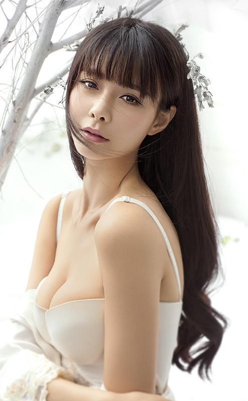 但是她的身材非常好,身高有170 ,同样她也拍摄过《男人装》的封面