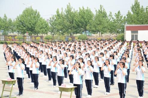 霸州第四中学举行"成人礼" 近千学生宣誓蜕变