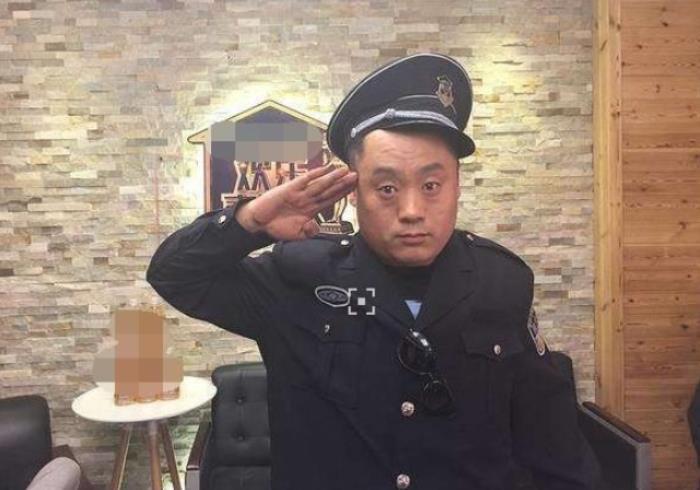 后来筹拍《乡村爱情》时,赵本山给宋晓峰安排了一个保安队长的角色.