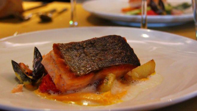 形式多样的各种海鲜料理也是不少芬兰餐馆的招牌菜,比如这道煎鳕鱼配