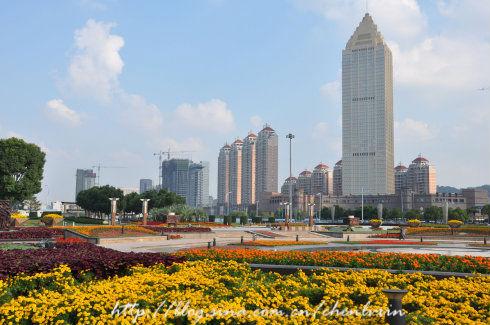 杭州市萧山区人民广场是一个花园似的广场,集庆典,活动,休闲