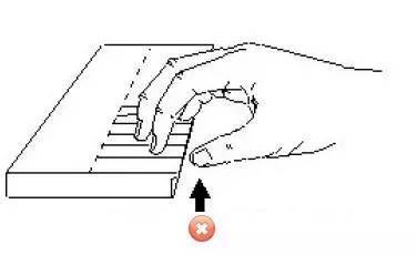 手的每个骨关节应突出,如手中握一枚鸡蛋,五指自然地站立于键盘上