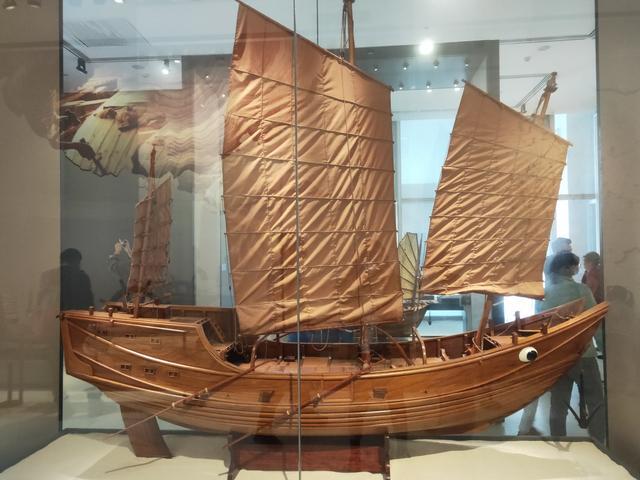 船体甲板的下方,用横木贯穿,实现分舱.