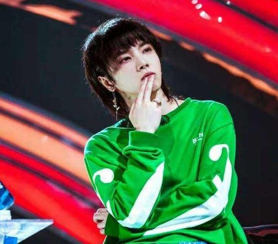 华晨宇躺地上仰卧起坐,与穿短裙的关晓彤不足一米