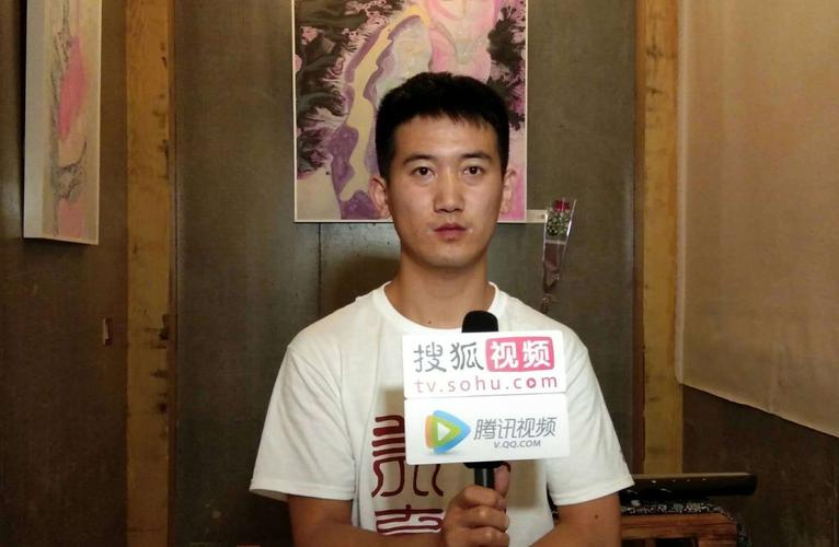 参展艺术家王建飞接受媒体采访