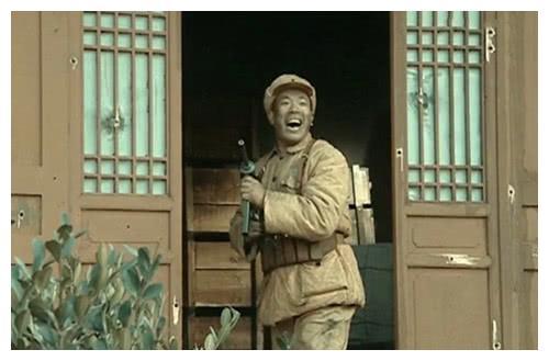 亮剑中同样是王有胜守仓库只看一个表情翻拍就已经输了