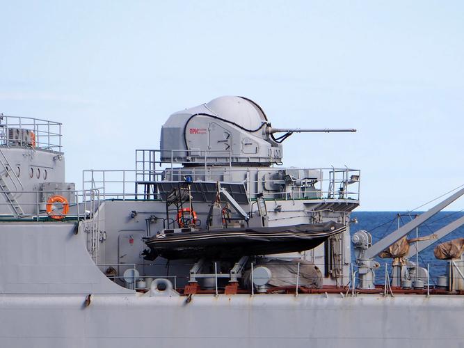 采用外部水冷散热系统的ak-725型双联57毫米舰炮