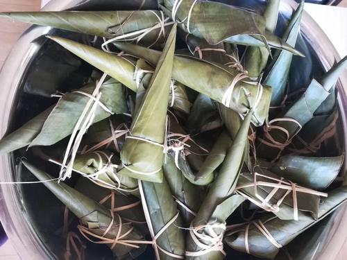 家长分享活动——体验傣族粽子的制作和品尝香香甜甜的冰粉