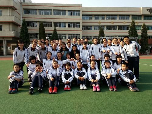 照片上的哪个女生最好看?初一的