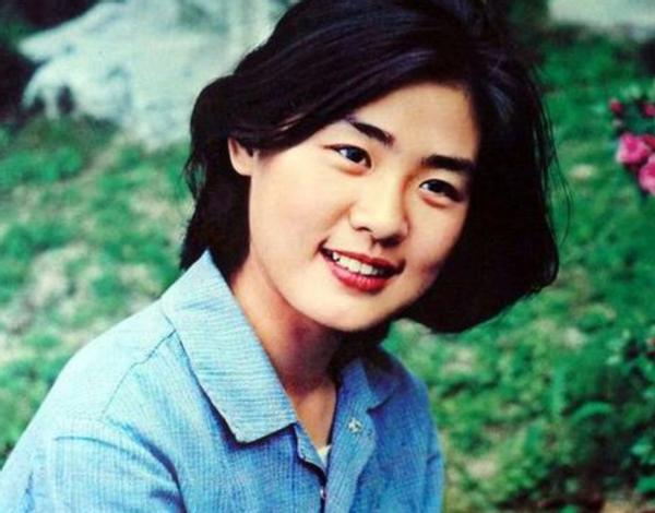 《牧马人》女主角丛珊,走红后遭人妒忌无奈出国,如今