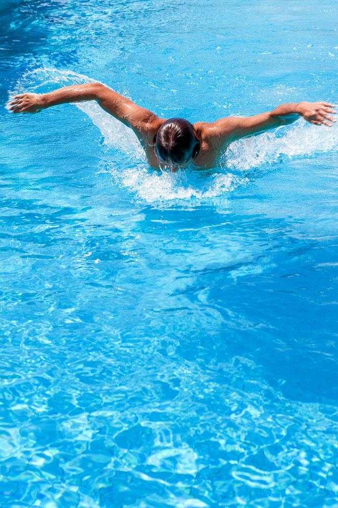 努力游泳的人物摄影