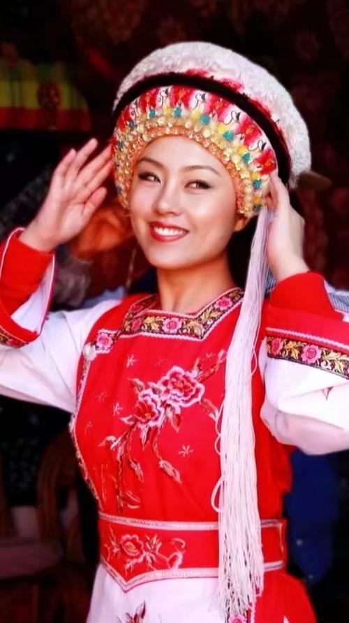 《白族姑娘服饰》