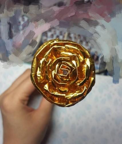 糖纸diy漂亮的金纸玫瑰花做法图解教程