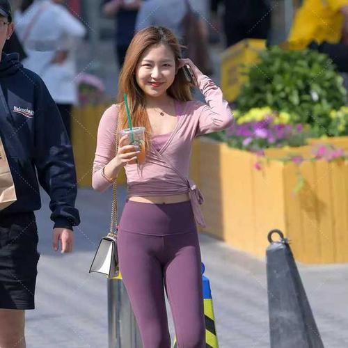 这几个小妹妹的紧身裤穿得很时尚哦